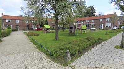 908850 Gezicht op het plantsoen met kinderspeelplaats in de Kerkstraat te De Meern (gemeente Utrecht), met de woningen ...